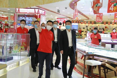 國(guó)慶中秋雙節(jié)期間，百大集團(tuán)黨委書記、董事長(zhǎng)劉浩蒞臨銅陵百大兩店及名流超市調(diào)研指導(dǎo)